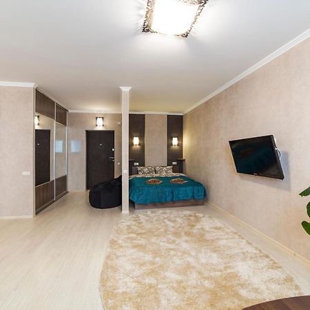 Studio Apartment On Bazhana Kijev Kültér fotó