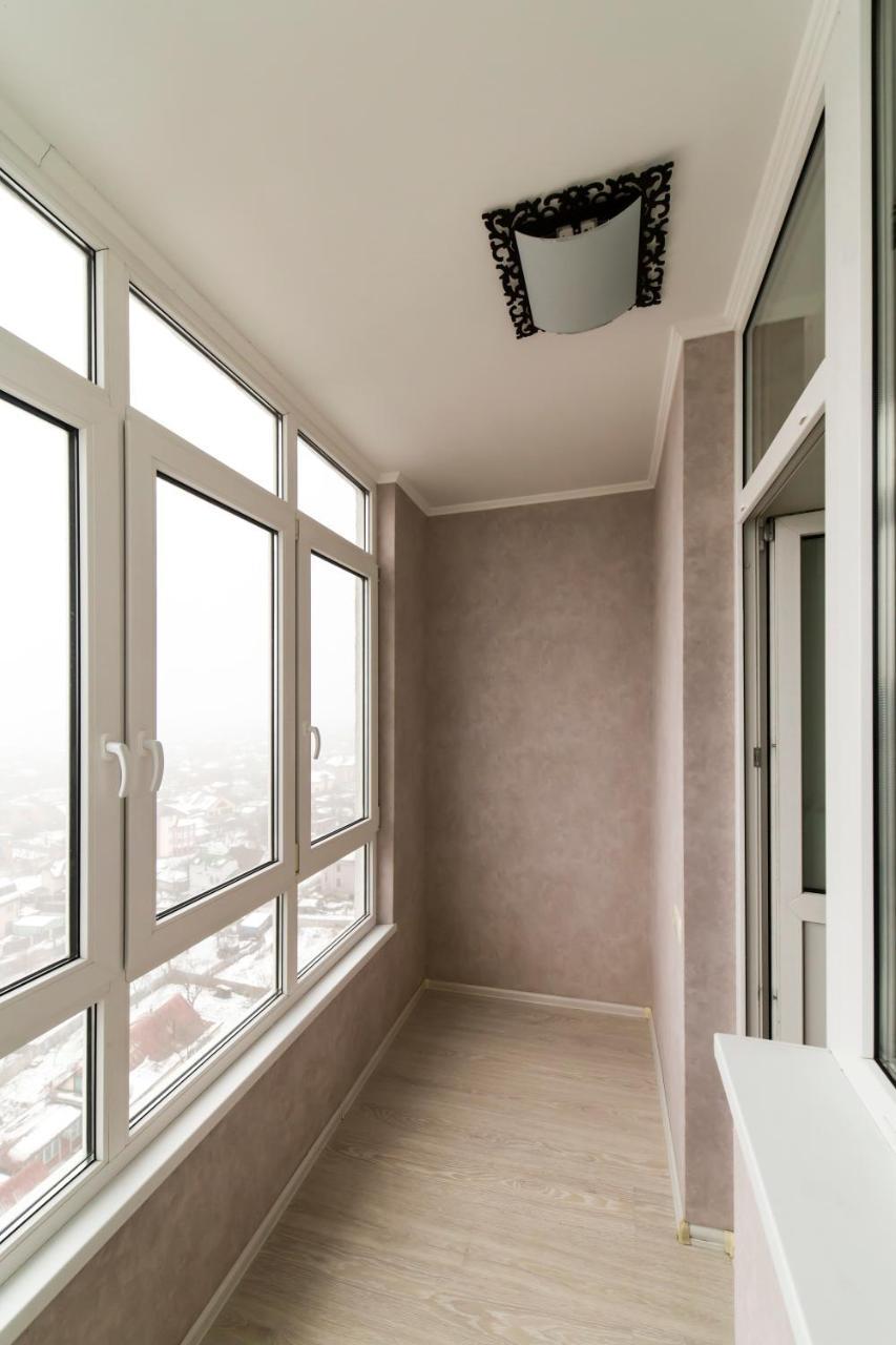 Studio Apartment On Bazhana Kijev Kültér fotó